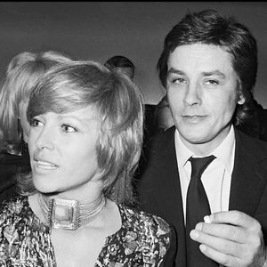Archives - Nathalie et Alain Delon à la première du film "Doucement les Basses" à Paris en 1971 AGENCE / BESTIMAGE