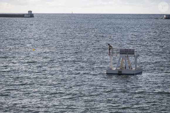 Saint-Jean-de-Luz (64) : un plongeur plonge depuis le plongeoir en mer, radeau plongoir de la Grande Plage - Photo de Yvergniaux J/ANDBZ/ABACAPRESS.COM