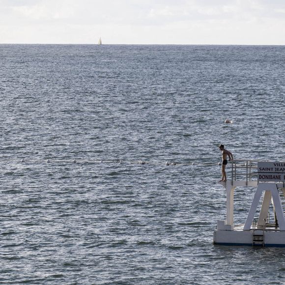 Saint-Jean-de-Luz (64) : un plongeur plonge depuis le plongeoir en mer, radeau plongoir de la Grande Plage - Photo de Yvergniaux J/ANDBZ/ABACAPRESS.COM