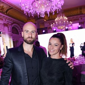 Denitsa et François ont pour rappel officialisé leur couple il y a un an, en août 2024.

Denitsa Ikonomova (enceinte) et son compagnon François Alu - Photocall du 5ème gala de charité de l'association "Les Bonnes Fées" à l'occasion de la campagne mondiale "Octobre Rose" à l'hôtel Peninsula, Paris © Rachid Bellak/Bestimage