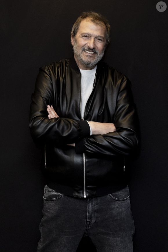 L'interprète de l'Envie d'aimer avait rendu son dernier souffle en 2022 à l'âge de 60 ans après avoir lutté pendant plus de trois ans contre un cancer du côlon.
Exclusif - Backstage - Daniel Lévi lors de l'enregistrement de l'émission "CS Cohen" sur Radio J à Paris. Le 28 février 2022 © Jack Tribeca / Bestimage
