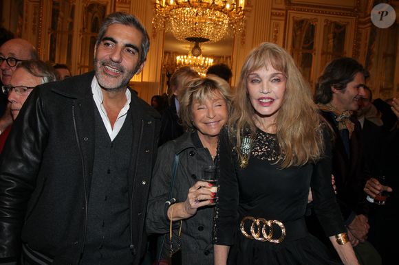 Ary Abittan était également présent, une apparition remarquée après une vidéo récente tournée dans les coulisses de son spectacle.

 Ary Abittan, Danièle Thompson, Arielle Dombasle - Arielle Dombasle est élevée au rang d'Officière de l'ordre des Arts et Lettres au Ministère de la Culture à Paris le 08 Décembre 2025.

© Philippe Baldini / Bestimage