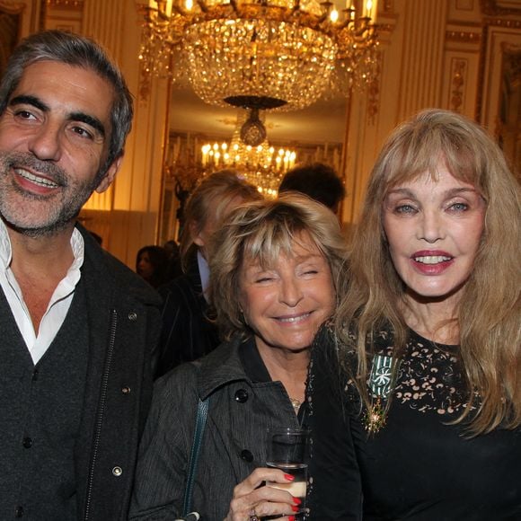 Ary Abittan était également présent, une apparition remarquée après une vidéo récente tournée dans les coulisses de son spectacle.

 Ary Abittan, Danièle Thompson, Arielle Dombasle - Arielle Dombasle est élevée au rang d'Officière de l'ordre des Arts et Lettres au Ministère de la Culture à Paris le 08 Décembre 2025.

© Philippe Baldini / Bestimage