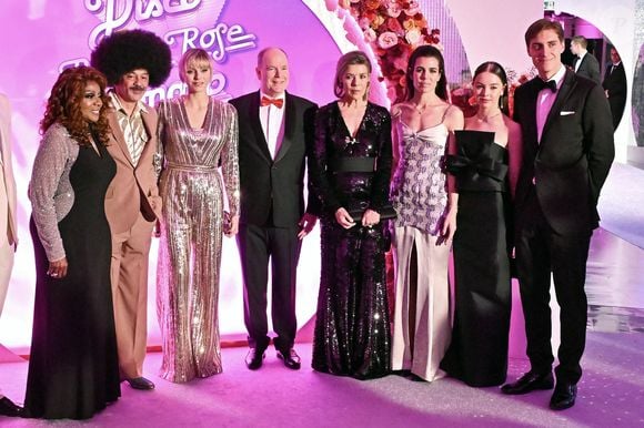 Gloria Gaynor, le créateur français Christian Louboutin, la princesse Charlene de Monaco, le prince Albert II de Monaco, la princesse Caroline de Hanovre, Charlotte Casiraghi, la princesse Alexandra de Hanovre et Ben Sylvester Strautmann assistent au Bal de la Rose 2024, le 23 mars 2024 à Monte-Carlo, Monaco. Photo par Stephane Cardinale-Pool/ABACAPRESS.COM