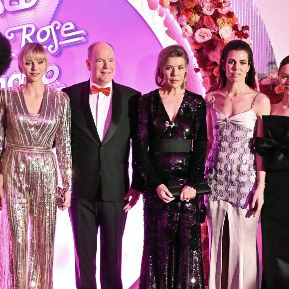 Gloria Gaynor, le créateur français Christian Louboutin, la princesse Charlene de Monaco, le prince Albert II de Monaco, la princesse Caroline de Hanovre, Charlotte Casiraghi, la princesse Alexandra de Hanovre et Ben Sylvester Strautmann assistent au Bal de la Rose 2024, le 23 mars 2024 à Monte-Carlo, Monaco. Photo par Stephane Cardinale-Pool/ABACAPRESS.COM