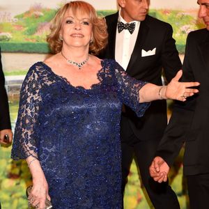Parmi les trésors de cette vente : la robe de mariée signée Rosine Delamare pour "Angélique". Estimée initialement aux alentours de 2 000€, elle s'est vendue à 4 800€.

Michèle Mercier - 67 ème Gala de la Croix-Rouge Monégasque (Bal de la Croix-Rouge) à Monaco le 25 juillet 2015.

©BestImage