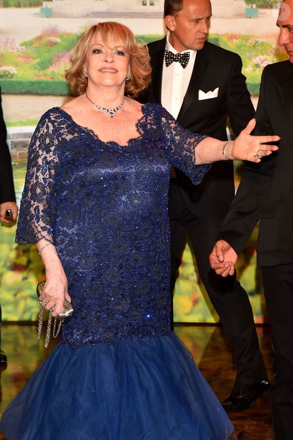 Parmi les trésors de cette vente : la robe de mariée signée Rosine Delamare pour "Angélique". Estimée initialement aux alentours de 2 000€, elle s'est vendue à 4 800€.

Michèle Mercier - 67 ème Gala de la Croix-Rouge Monégasque (Bal de la Croix-Rouge) à Monaco le 25 juillet 2015.

©BestImage