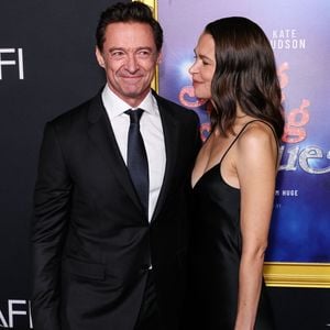 Et le moins que l'on puisse dire, c'est qu'Hugh Jackman et Sutton Foster ont fait sensation dans leur tenue chic et glamour.

Hugh Jackman et Sutton Foster à la première du gala de clôture de "Song Sung Blue" à Los Angeles, le 26 octobre 2025.

Photo : Backgrid USA / Bestimage