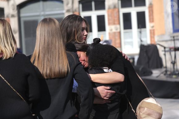 Adeline Quenon, la soeur aînée d'E.Dequenne, et Milla Savarese, la fille unique d'E.Dequenne - 300 personnes réunies pour rendre hommage à Emilie Dequenne dans sa ville de Chièvres (Belgique), le 9 avril 2025, quelques semaines après son décès prématuré, survenu le 16 mars 2025. © Photonews / Bestimage