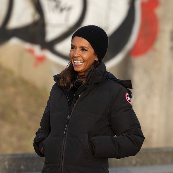 Karine Le Marchand soutient les agriculteurs sur le barrage de l'Autoroute A4 à hauteur de Jossigny en Seine et Marne le 29 Janvier 2024. Comme elle l'avait annoncé la semaine dernière, l'animatrice de l'émission "L'amour est dans le pré", Karine Le Marchand, a amené près de 200 croissants aux agriculteurs sur un barrage sur l'autoroute A4.
© Jeremy Melloul - Pierre Perusseau / Bestimage