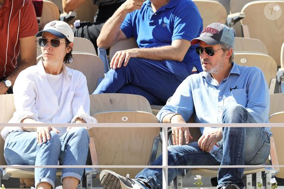 Christopher Thompson et sa femme Géraldine Pailhas dans les tribunes lors des internationaux de tennis de Roland Garros à Paris, France, le 1er juin 2019.

© Jacovides-Moreau/Bestimage