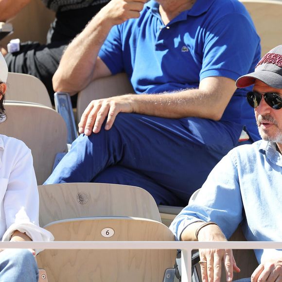 Christopher Thompson et sa femme Géraldine Pailhas dans les tribunes lors des internationaux de tennis de Roland Garros à Paris, France, le 1er juin 2019.

© Jacovides-Moreau/Bestimage