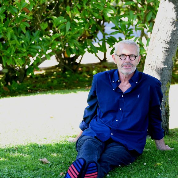 "Depuis le confinement, ça a basculé, j'y passe de plus en plus de temps : j'ai redécouvert ma maison, mon village, noué des liens avec les élus", avait-il expliqué.

Lambert Wilson (invité d'honneur du festival) lors de la 11ème édition du festival Cinéma & musique de film de La Baule le 28 juin 2025
© Rachid Bellak / Bestimage