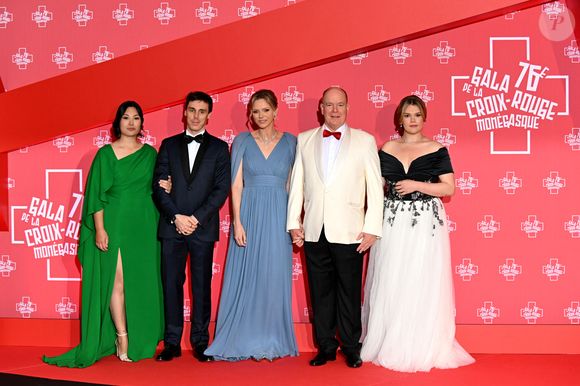 Marie et Louis Ducruet, la princesse Charlene, le prince Albert II de Monaco et Camille Gottlieb - 76ème Bal de la Croix Rouge dans la salle des Etoiles à Monaco le 12 juillet 2025. © Bruno Bebert/Bestimage