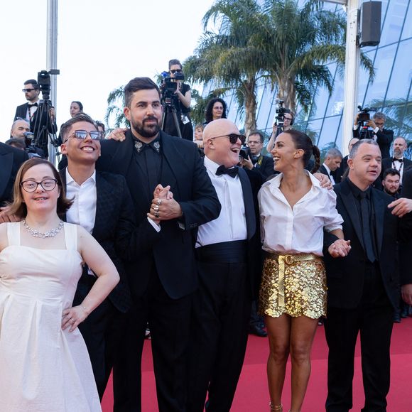 Clovis Cornillac, Artus, Alice Belaidi et l'équipe du film "Un p'tit truc en plus" - Montée des marches du film "Le comte de Monte-Cristo" lors du 77ème Festival International du Film de Cannes, au Palais des Festivals à Cannes. Le 22 mai 2024. © Olivier Borde / Bestimage