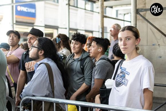 Des centaines de fans de Taylor Swift ont espéré voir les mariés à l'extérieur du bâtiment.

Des fans attendent dans la rue le jour du mariage de Taylor Swift et Travis Kelce, le vendredi 3 juillet 2026, au Madison Square Garden de New York. Des demandes d'autorisation ont été déposées pour fermer certaines portions de la 31e rue Ouest et de la 33e rue Ouest pendant toute la durée des festivités, et les rues environnantes du MSG seront fermées à la circulation automobile et piétonne. Copyright : Jonathan Fernandez/UPI/ABACAPRESS.COM