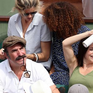 Jean Dujardin, son fils Simon et sa compagne Nathalie Péchalat dans les tribunes lors de la finale homme des Internationaux de Tennis de Roland-Garros à Paris, le 11 juin 2017. © Jacovides-Moreau/Bestimage