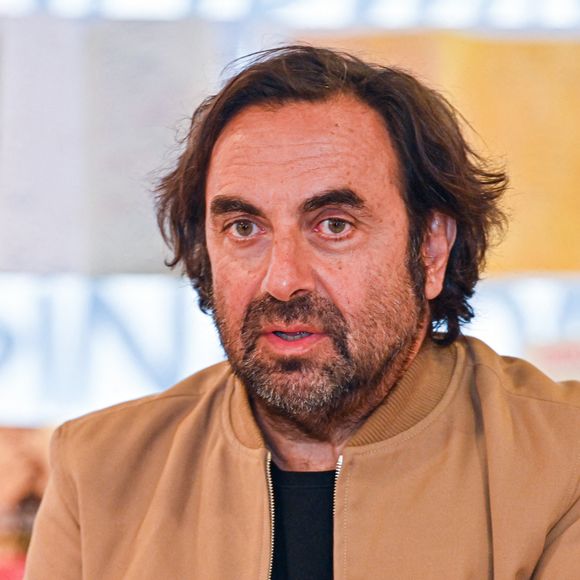 André Manoukian dédicace son livre "Sur les routes de la musique" à la librairie Filigranes à Bruxelles le 13 octobre 2021. © Frédéric Andrieu / Bestimage