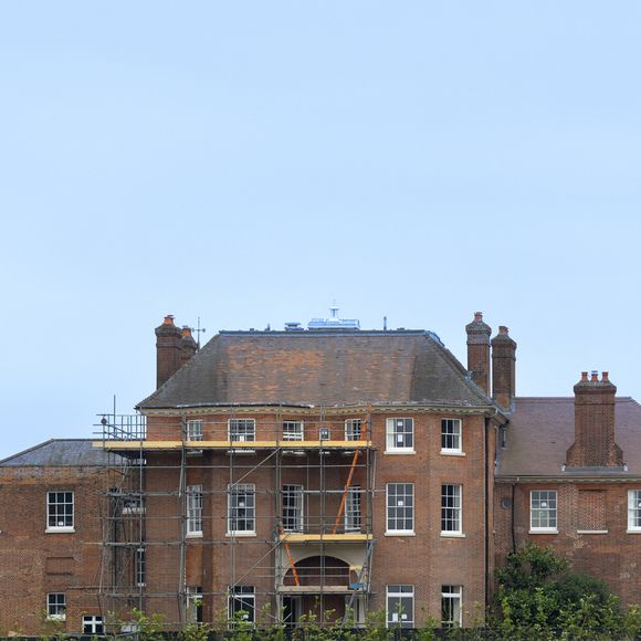 Mais d'après "The Independent" et "The Sun", le prince et la princesse de Galles auraient en réalité jeté leur dévolu sur une toute autre résidence : Forest Lodge, que possède à ce jour le roi Charles III.

Exclusif - Le prince William et sa famille déménageraient dans un manoir forestier à Windsor (GOFF INF / BESTIMAGE).