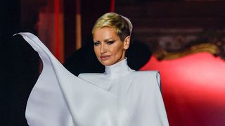 Adriana Karembeu change une nouvelle fois de look : elle opte pour une coupe et une couleur de cheveux revisitée