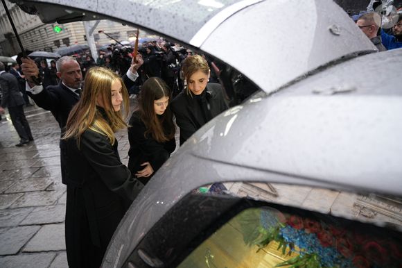La princesse Vittoria de Savoie, La princesse Luisa de Savoie, La princesse Clotilde Courau de Savoie - Les funérailles du prince Victor Emmanuel de Savoie, fils du dernier roi d'Italie, en la cathédrale Saint-Jean-Baptiste de Turin, le 10 février 2004. SGP / BESTIMAGE