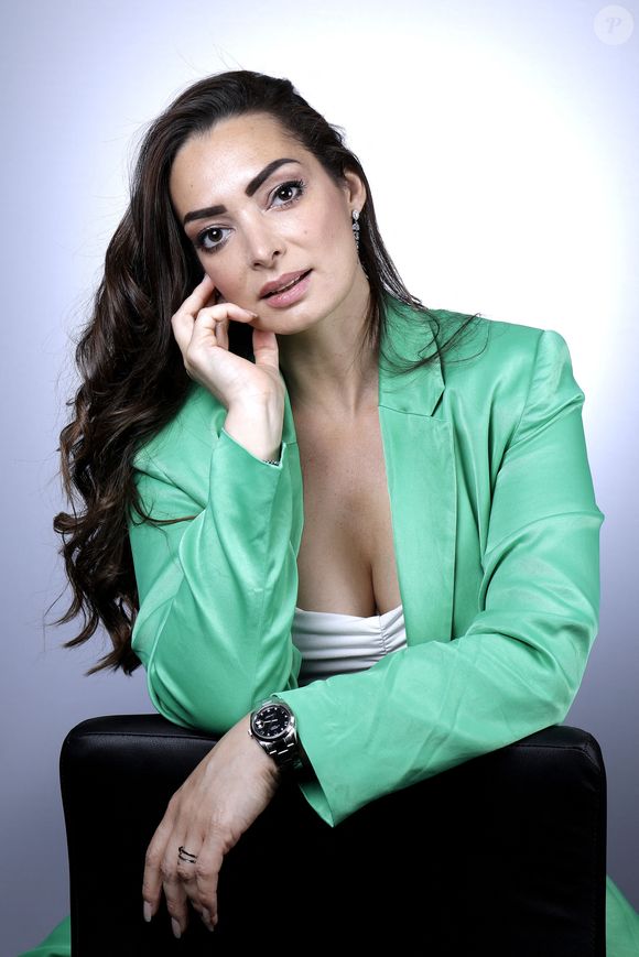 Plus amoureuse que jamais, Émilie Nef Naf a en effet révélé à ses fans, sur son compte Instagram, le visage de l'homme qu'elle aime. "On dit souvent 'Vivons cachés, vivons heureux'", écrit l'influenceuse de 38 ans, dans ce post liké près de 22.000 fois depuis sa publication.

Portrait de Emilie Nef Naf lors de l'enregistrement de l'émission "Chez Jordan" à Paris le 1er juin 2022. © Cédric Perrin / Bestimage