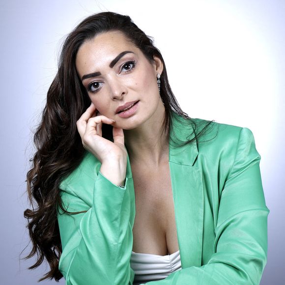 Plus amoureuse que jamais, Émilie Nef Naf a en effet révélé à ses fans, sur son compte Instagram, le visage de l'homme qu'elle aime. "On dit souvent 'Vivons cachés, vivons heureux'", écrit l'influenceuse de 38 ans, dans ce post liké près de 22.000 fois depuis sa publication.

Portrait de Emilie Nef Naf lors de l'enregistrement de l'émission "Chez Jordan" à Paris le 1er juin 2022. © Cédric Perrin / Bestimage