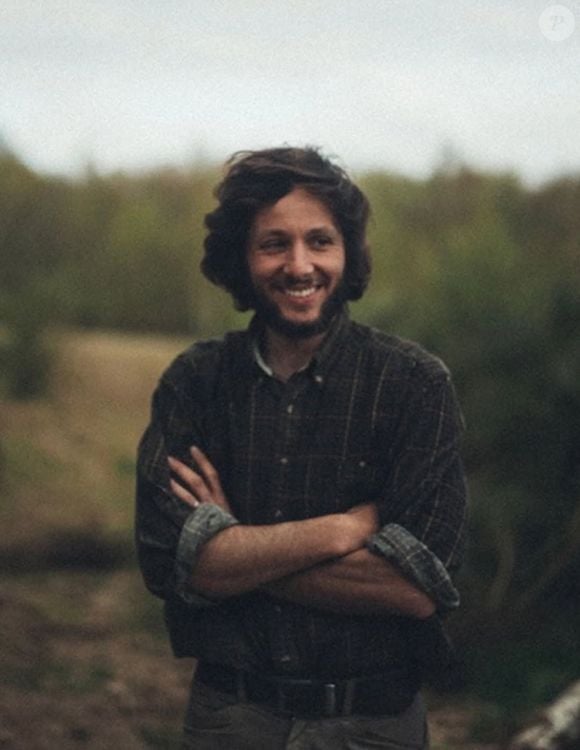 Il avait annoncé la grande nouvelle sur Instagram

Vianney a terminé la construction de sa cabane en bois en pleine forêt et montre le résultat sur Instagram le 12 avril 2026.