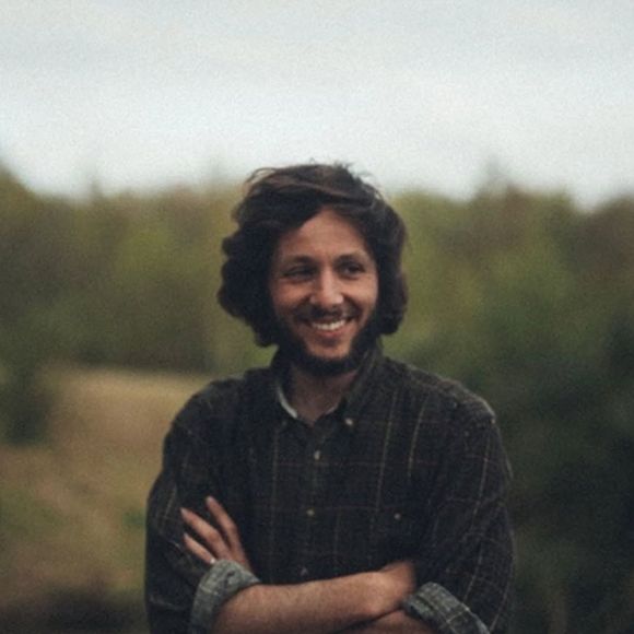 Il avait annoncé la grande nouvelle sur Instagram

Vianney a terminé la construction de sa cabane en bois en pleine forêt et montre le résultat sur Instagram le 12 avril 2026.
