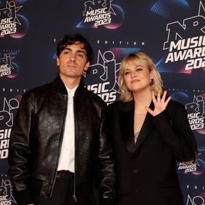 Florian Rossi et sa compagne Louane au photocall de la 25ème cérémonie des "NRJ Music Awards (NMA)" au palais des Festivals et des Congrès de Cannes, France, le 10 novembre 2023. © Dominique Jacovides/Bestimage