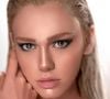 Entre la chaleur, l’humidité et la transpiration, le fond de teint peut rapidement glisser, le mascara couler et le fard à paupières filer.

Heatproof makeup : les astuces des make-up artists pour un maquillage qui résiste à la transpiration
