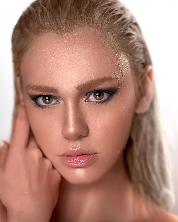 Entre la chaleur, l’humidité et la transpiration, le fond de teint peut rapidement glisser, le mascara couler et le fard à paupières filer.

Heatproof makeup : les astuces des make-up artists pour un maquillage qui résiste à la transpiration