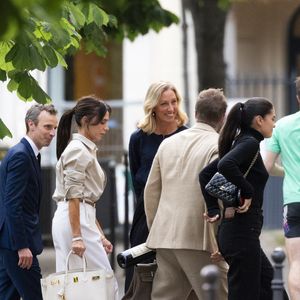 Exclusif - La famille Beckham (David Beckham, sa femme Victoria, Cruz Beckham, sa compagne Jackie Apostel, Roméo Beckham, sa compagne Kim Turnbull et Harper Seven) arrive à son hôtel fétiche "La Réserve" pour fêter les 50 ans de David Beckham (2 mai 1975) à Paris, France, le 2 mai 2025. David sort avec une bouteille de rouge pétrus Pomerol (surement l'année de sa naissance) à la main . © Bestimage