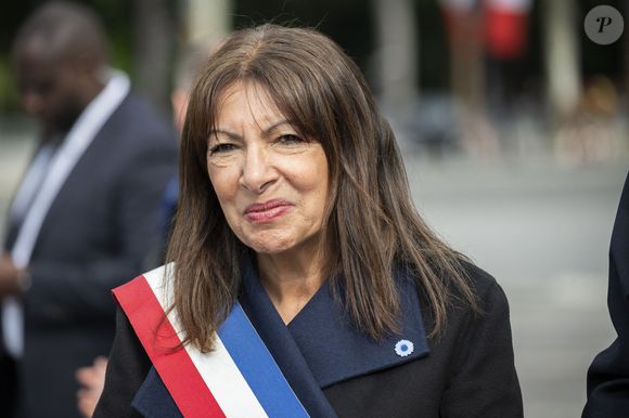 Anne Hidalgo, maire de Paris - E.Macron (président de la République Française), lors de la cérémonie de dépôt de gerbe devant la statue du général de Gaulle à Paris, le 8 mai 2025, à l'occasion du 80ème anniversaire de la victoire du 8 mai 1945.  © Eliot Blondet / Pool / Bestimage