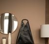 Les maisons de luxe comme Gucci, Gianni ou Coach proposent des modèles phares déclinés en de multiples coloris.