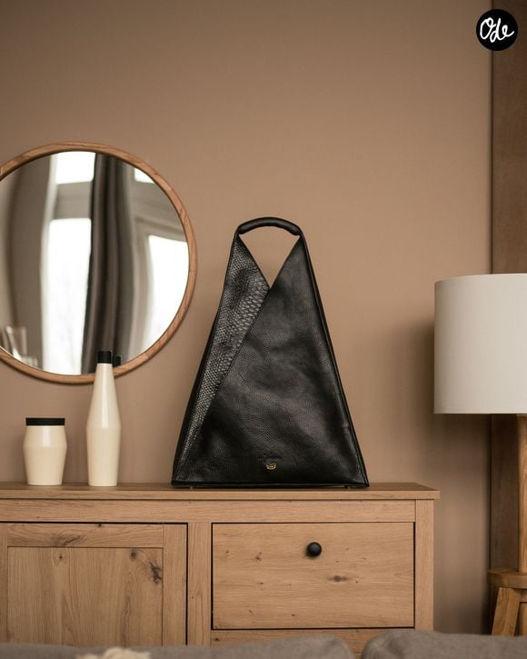 Les maisons de luxe comme Gucci, Gianni ou Coach proposent des modèles phares déclinés en de multiples coloris.