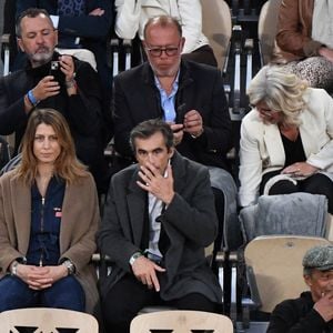 Raphaël Enthoven partage aujourd'hui la vie de Adèle Van Reeth.

Raphaël Enthoven et sa compagne Adèle Van Reeth, Yannick Noah avec sa fille Jenaye Noah - Célébrités dans les tribunes des internationaux de France de Roland Garros à Paris le 30 mai 2022. Photo par Chryslene Caillaud / Panoramic / Bestimage
