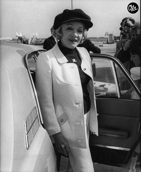 9 septembre 1971 – Marlene Dietrich arrive à Londres pour participer à un spectacle caritatif. (Crédit photo : Keystone Press Agency / ZUMA Press Wire)