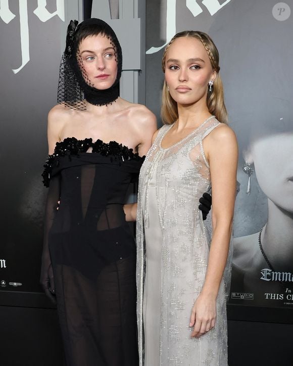 Hollywood, CA - Des célébrités à l'avant-première à Los Angeles du film "Nosferatu" de Focus Features au TCL Chinese Theatre à Hollywood. Sur la photo : Emma Corrin, Lily-Rose Depp.