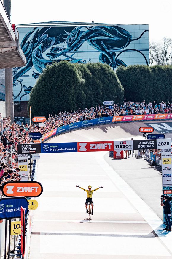 Pour s’y préparer, elle s’est installée en Andorre pour s’entraîner en altitude.


2025 Paris Roubaix Femmes Avec Zwift Picture by Zac Williams/SWpix.com - 12/04/2025 - Cycling - 2025 Paris Roubaix Femmes Avec Zwift, France - Pauline Ferrand-Prevot, Visma Lease a Bike, wins the 2025 Paris Roubaix Femmes Avec Zwift. Copyright: x xSWpix.comxt/axPhotographyxHubxLtdxZacxWilliams/SWpix.comx SWP-2864  
Imago/PsnewZ/Bestimage