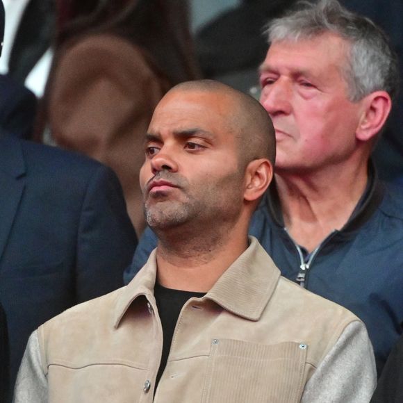 "Moi, je suis plus dans le partage, dans le fait de pouvoir partager avec tout le monde. C'est plus ça, mon truc avec l'argent : créer des opportunités incroyables."

Tony Parker - Les célébrités dans les tribunes lors du match aller de la demi-finale de la Ligue Des Champions 2025-2026 (LDC) "Paris Saint-Germain (PSG) - Bayern Munich (5-4)" au Parc des Princes, le 28 avril 2026.
© Christian Liewig/Bestimage