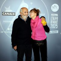 Marie-Anne Chazel et Gérard Jugnot soudés à l'Alpe d'Huez, Elsa Zylberstein mise tout sur le cuir !