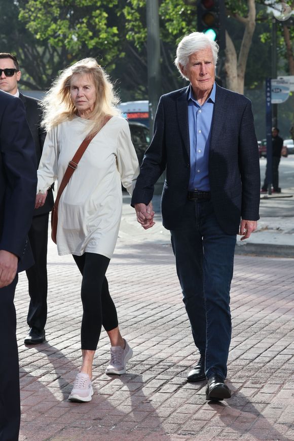 Les proches de l’acteur, dont son beau-père, étaient présents à l’audience.

 La mère de Matthew Perry, Suzanne Morrison, et son beau-père, Keith, arrivent au tribunal fédéral de Los Angeles (8 avril) avant la condamnation de la "reine de la kétamine", Jasveen Sangha, qui a fourni la kétamine à l'origine de la noyade de Matthew, la star de Friends, en 2024.
Backgrid USA / Bestimage