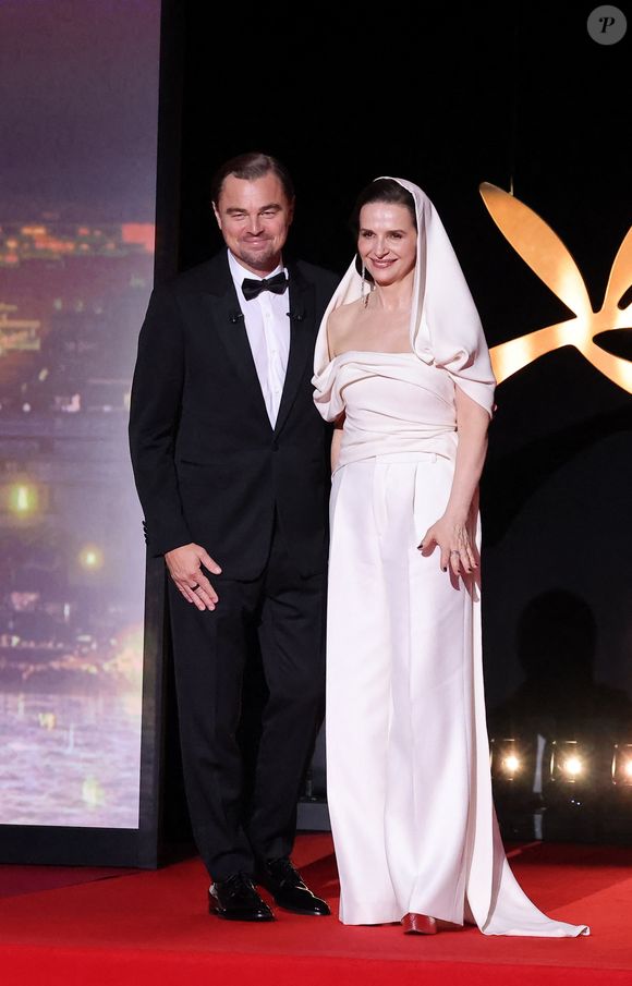 Mais aucun geste tendre ni baiser n'ont été échangés.

Leonardo DiCaprio, Juliette Binoche - Cérémonie d'ouverture du 78ème Festival International du Film de Cannes, au Palais des Festivals à Cannes. Le 13 mai 2025.
© Borde-Jacovides-Moreau / Bestimage