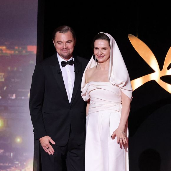 Mais aucun geste tendre ni baiser n'ont été échangés.

Leonardo DiCaprio, Juliette Binoche - Cérémonie d'ouverture du 78ème Festival International du Film de Cannes, au Palais des Festivals à Cannes. Le 13 mai 2025.
© Borde-Jacovides-Moreau / Bestimage