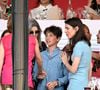 L'occasion de voir que Raphaël est le parfait mélange de ses deux parents.
La princesse Caroline de Hanovre, sa fille Charlotte Casiraghi, son fils, né de son union avec Gad Elmaleh, Raphael, la princesse Alexandra de Hanovre, son fiancé Ben-Sylvester Strautmann, Melanie de Massy et Diane Fissore, la présidente du jumping et de la Fédération monégasque d’équitation, ont assisté à la 2eme journée du Jumping International de Monte-Carlo, le 4 juillet 2024. © Bruno Bebert/Bestimage