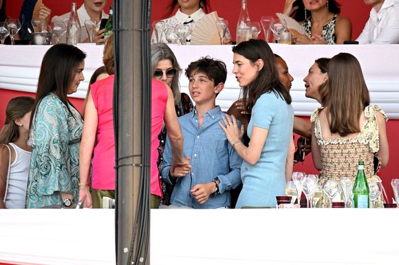 L'occasion de voir que Raphaël est le parfait mélange de ses deux parents.

La princesse Caroline de Hanovre, sa fille Charlotte Casiraghi, son fils, né de son union avec Gad Elmaleh, Raphael, la princesse Alexandra de Hanovre, son fiancé Ben-Sylvester Strautmann, Melanie de Massy et Diane Fissore, la présidente du jumping et de la Fédération monégasque d’équitation, ont assisté à la 2eme journée du Jumping International de Monte-Carlo, le 4 juillet 2024. © Bruno Bebert/Bestimage