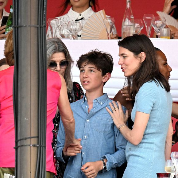 L'occasion de voir que Raphaël est le parfait mélange de ses deux parents.

La princesse Caroline de Hanovre, sa fille Charlotte Casiraghi, son fils, né de son union avec Gad Elmaleh, Raphael, la princesse Alexandra de Hanovre, son fiancé Ben-Sylvester Strautmann, Melanie de Massy et Diane Fissore, la présidente du jumping et de la Fédération monégasque d’équitation, ont assisté à la 2eme journée du Jumping International de Monte-Carlo, le 4 juillet 2024. © Bruno Bebert/Bestimage