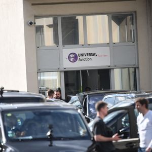 Arrivée sous très haute protection de Kim Kardashian à l'aéroport du Bourget la veille de son audition au procès de la rue tronchet des "Papys braqueurs" de Kim Kardashian à Paris le 12 mai 2025. @Agence / Bestimage