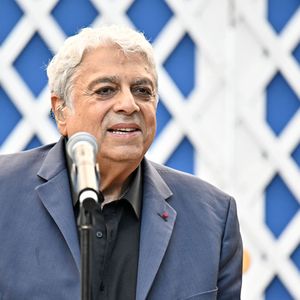 Enrico Macias n'a jamais quitté la scène.

Enrico Macias a clôturé avec un concert gratuit, la journée de commémoration du soixantenaire du rapatriement d’Algérie lors de "Au soleil des deux rives" sur le thème "Harkis et Pieds Noirs, un même cœur", organisé par la ville de Nice dans les jardins des arènes de Cimiez. © Bruno Bebert/Bestimage